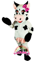 Cargar imagen en el visor de la galería, Descubre la magia de nuestro muñeco publicitario de Vaca Presumida con negro fiesta en Vickylandia. Son disfraces cabezones perfectos para fiestas infantiles, shows, cumpleaños, estrategias publicitarias, carnavales, fiestas patronales, espectáculos, cabalgatas y cualquier tipo de evento.
